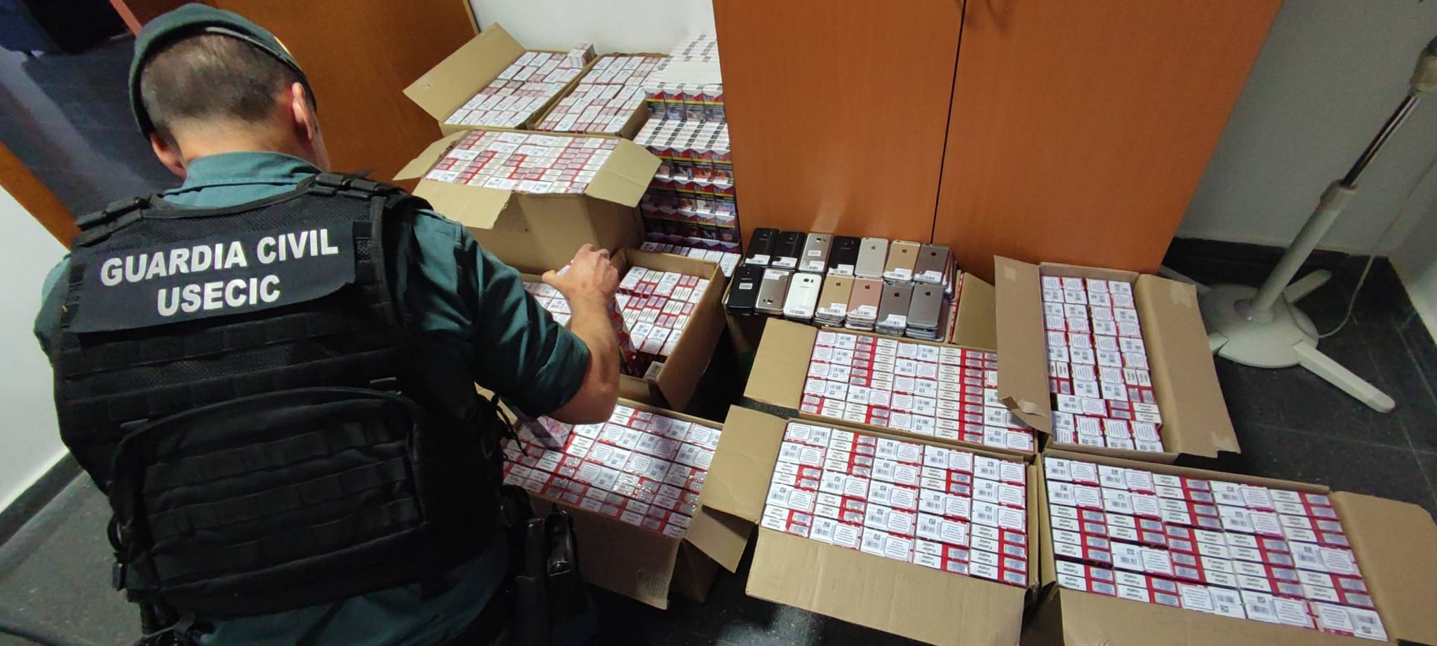 La Guardia Civil se incauta de 420 cajetillas de tabaco y de 75 telfonos mviles presuntamente robados en un control de carretera 